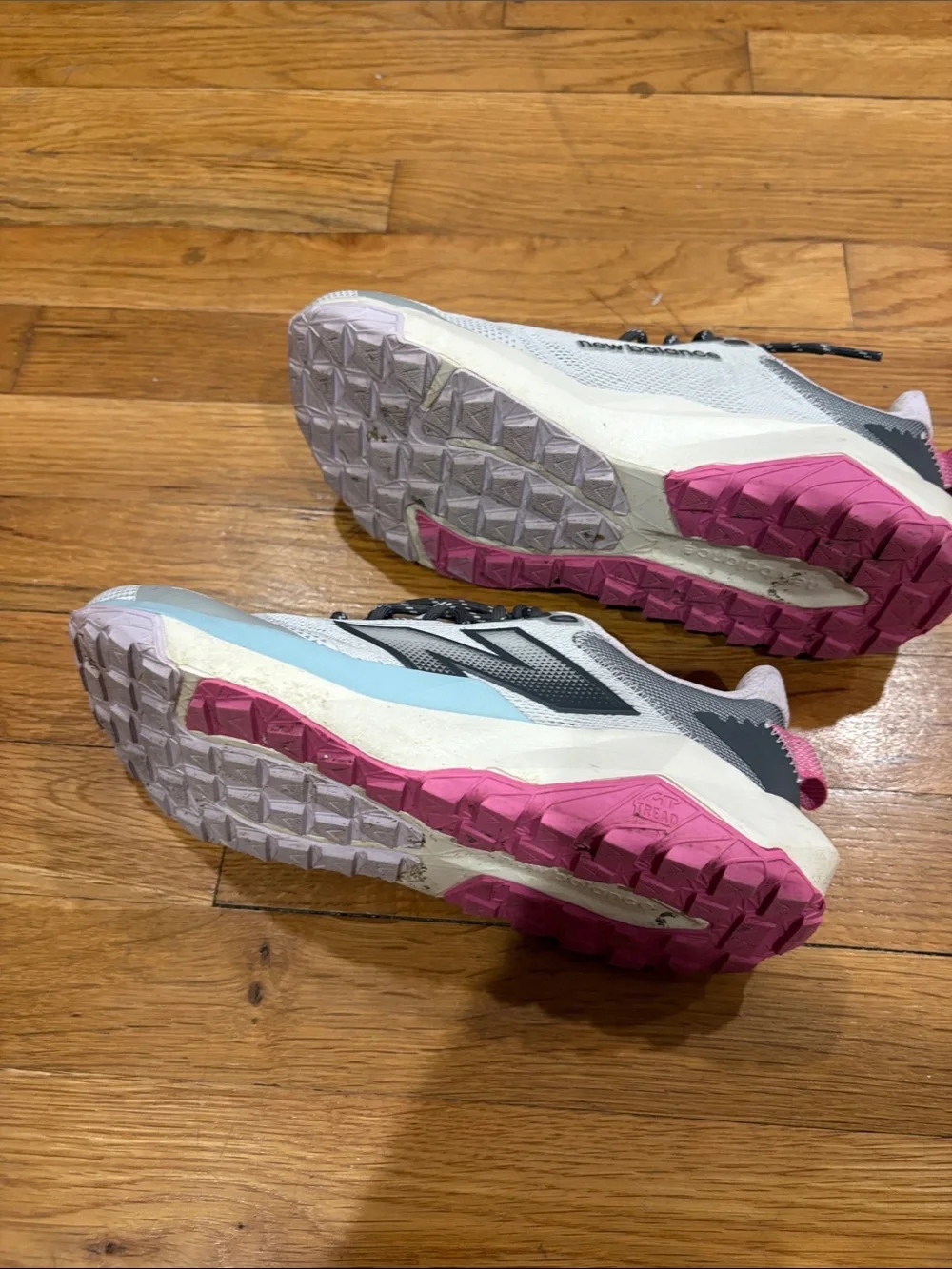 New Balance Women’s White & Pink Athletic Running Sneakers size 8